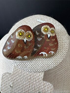VTG Odette Hand-Painted Pebble Owl Brooch - Signed Stone Art Pin
